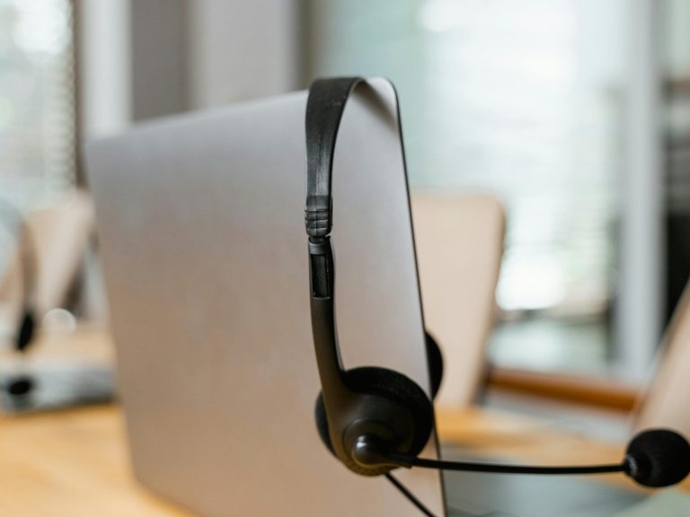 Ordinateur portable avec un casque audio sur une table de réunion.